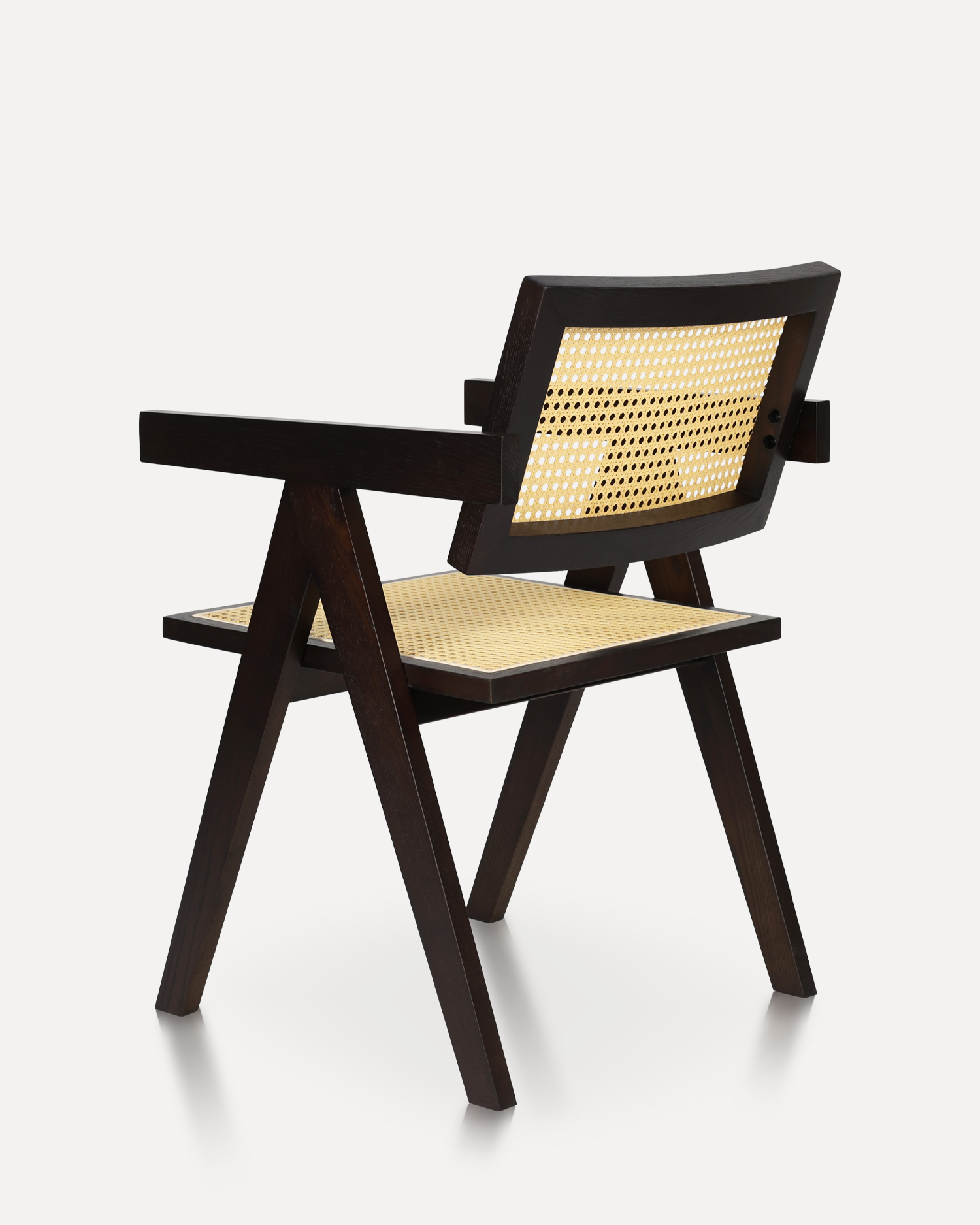 Minimalistiska rotting trä matstolar Minimalistiska rotting trä matstolar