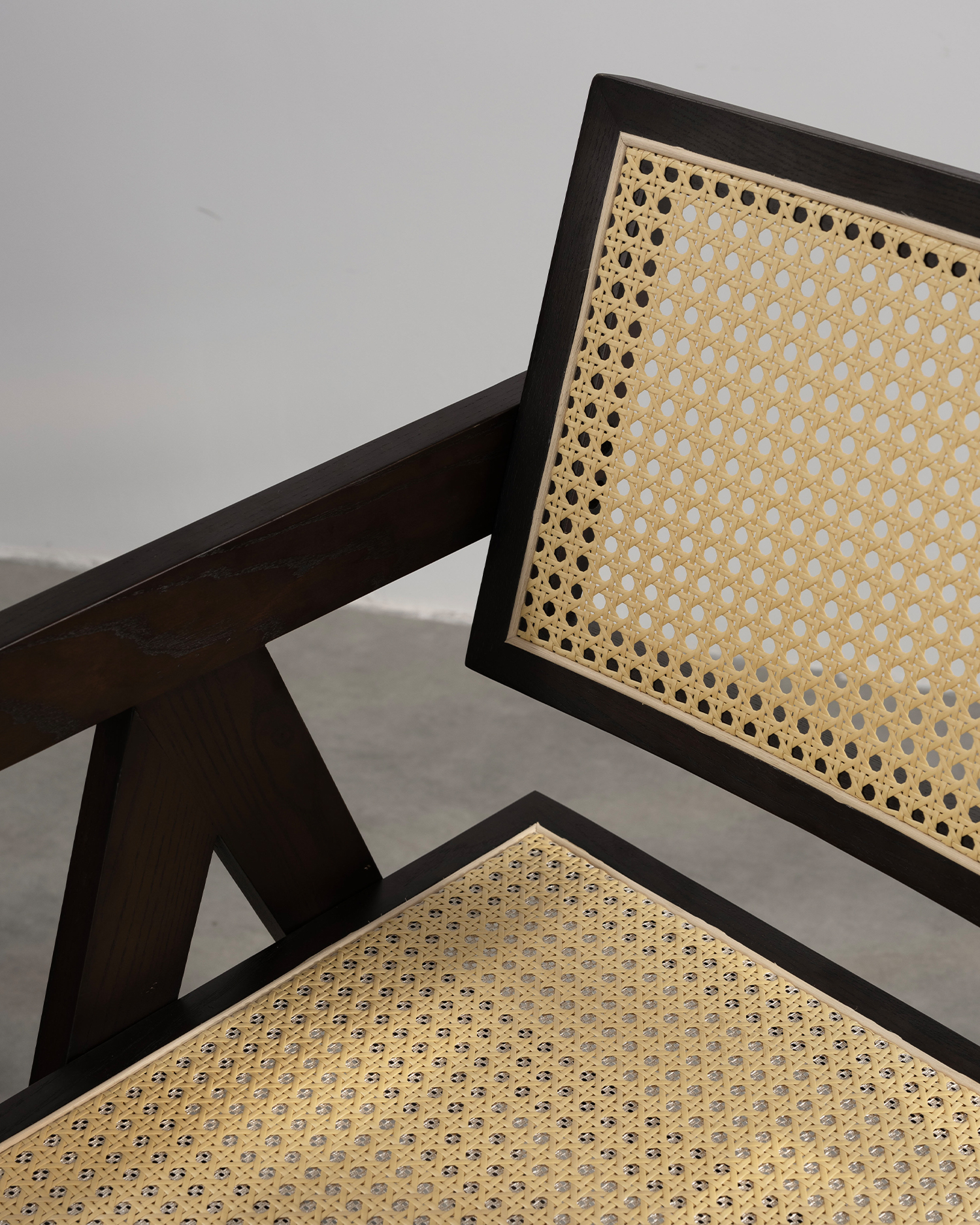 Minimalistiska rotting trä matstolar Minimalistiska rotting trä matstolar