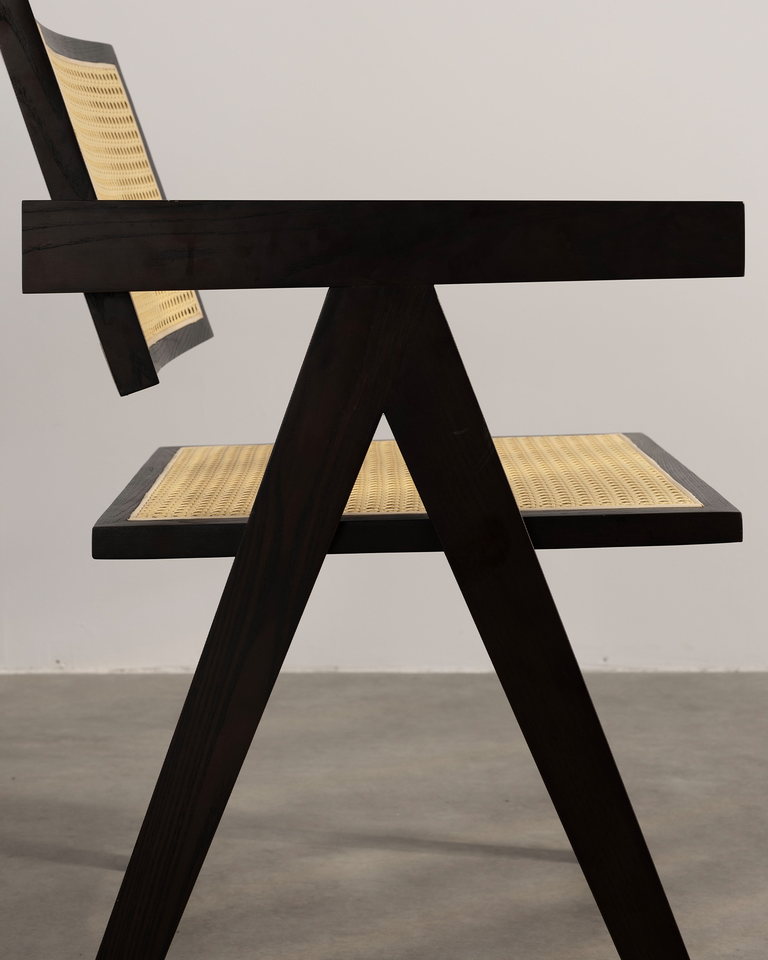 Minimalistiska rotting trä matstolar Minimalistiska rotting trä matstolar