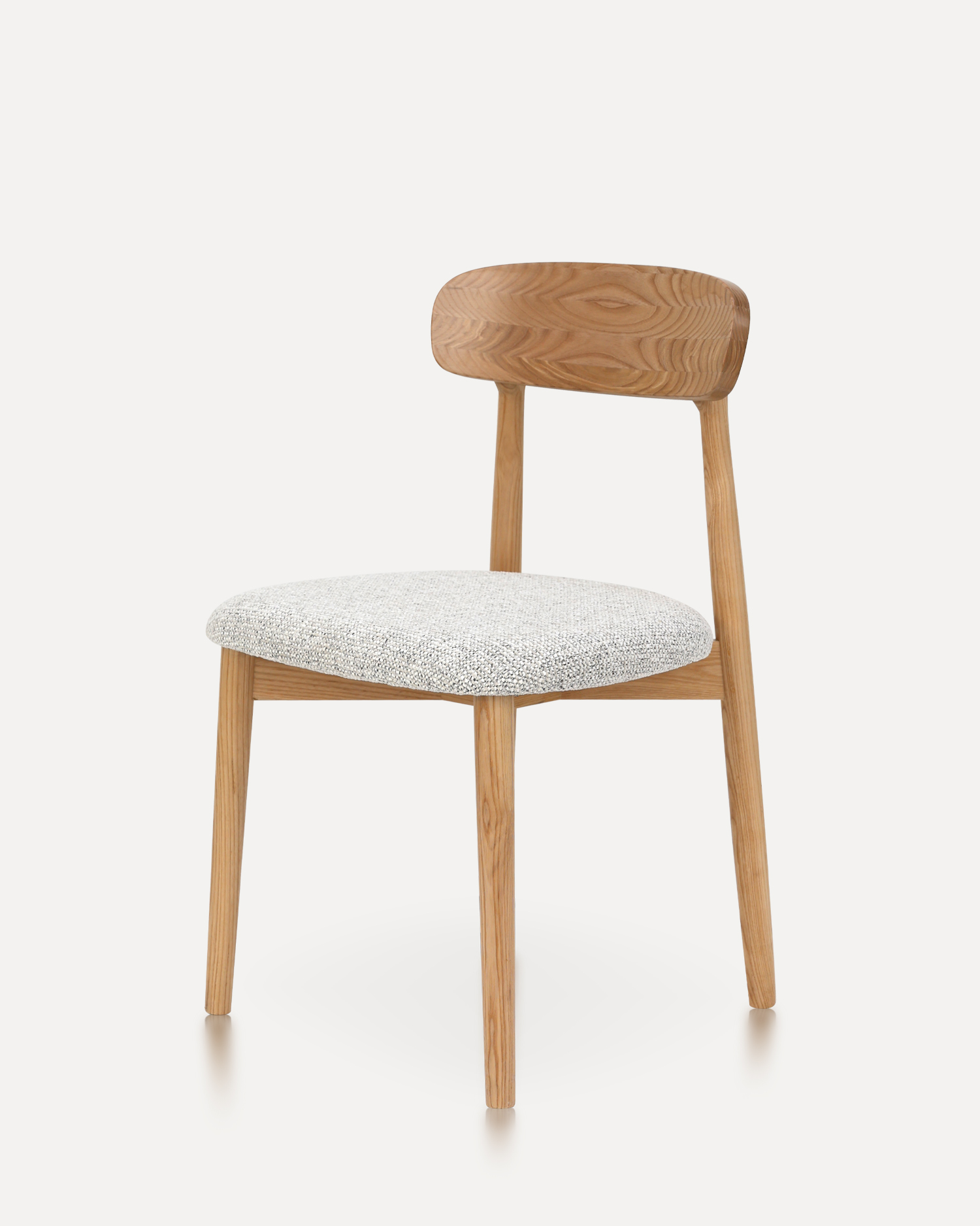 Walnut-tonade klassiska trästolar