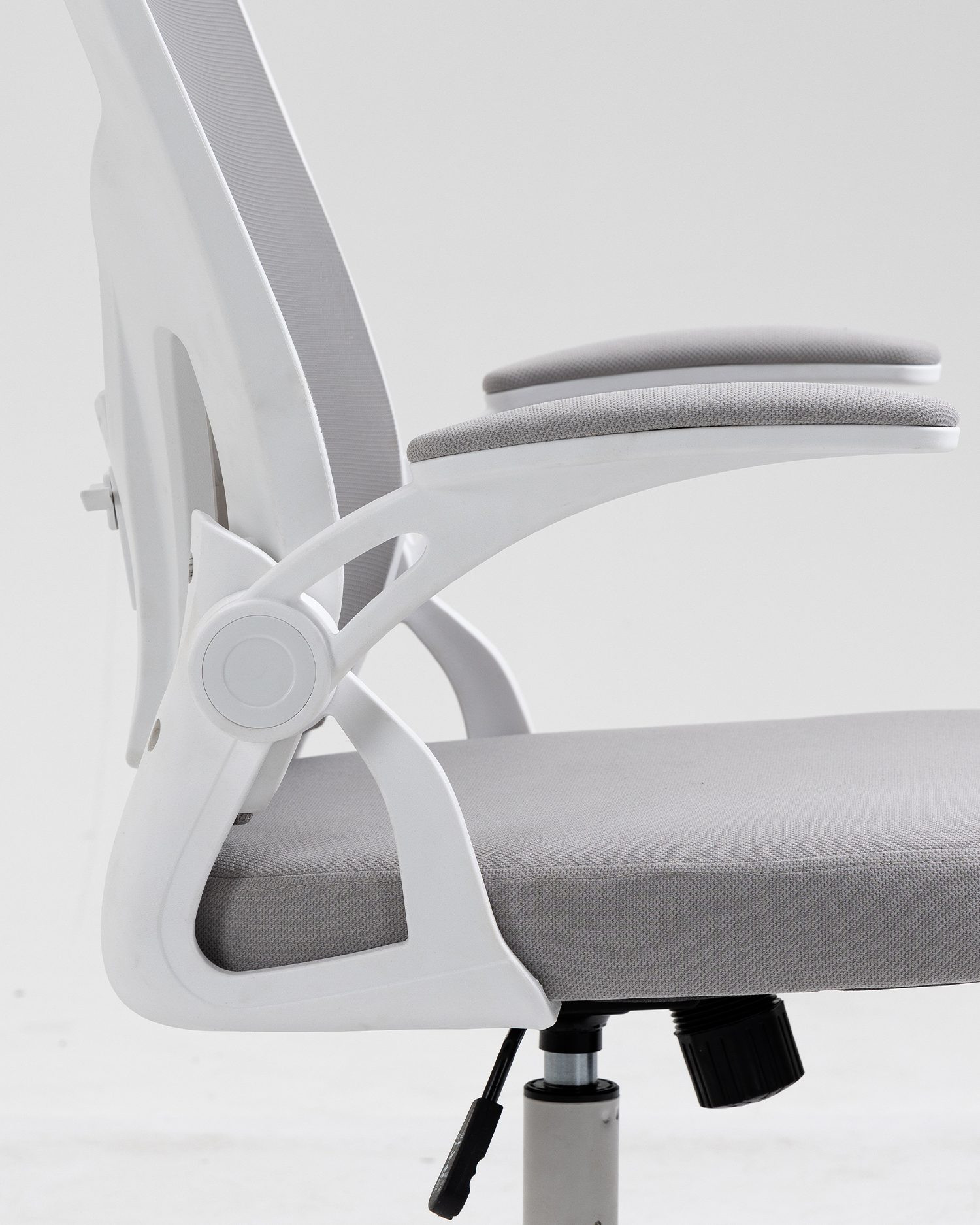 Kontorsstol med justerbart armstöd Kontorsstol med justerbart armstöd