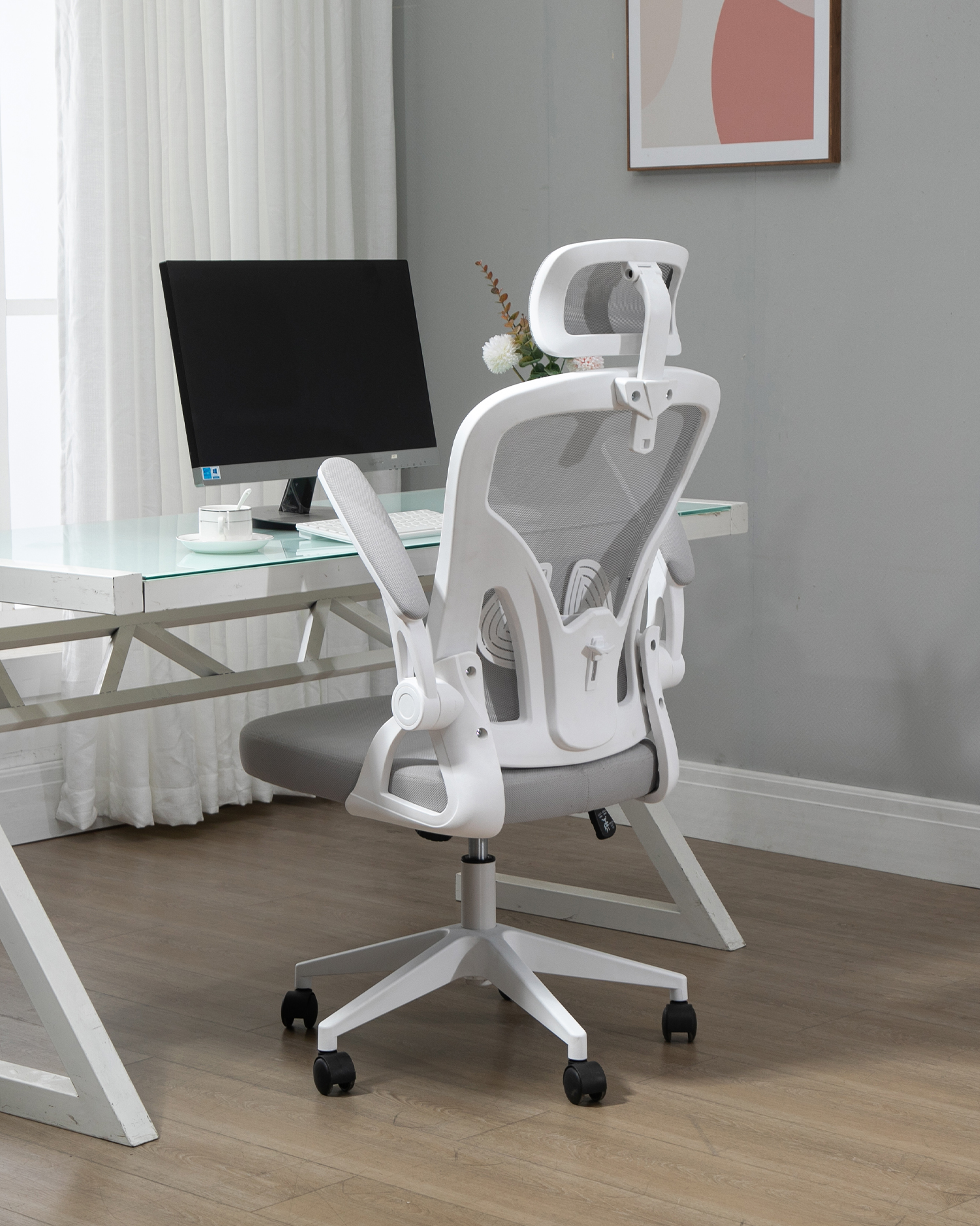 Kontorsstol med justerbart armstöd Kontorsstol med justerbart armstöd